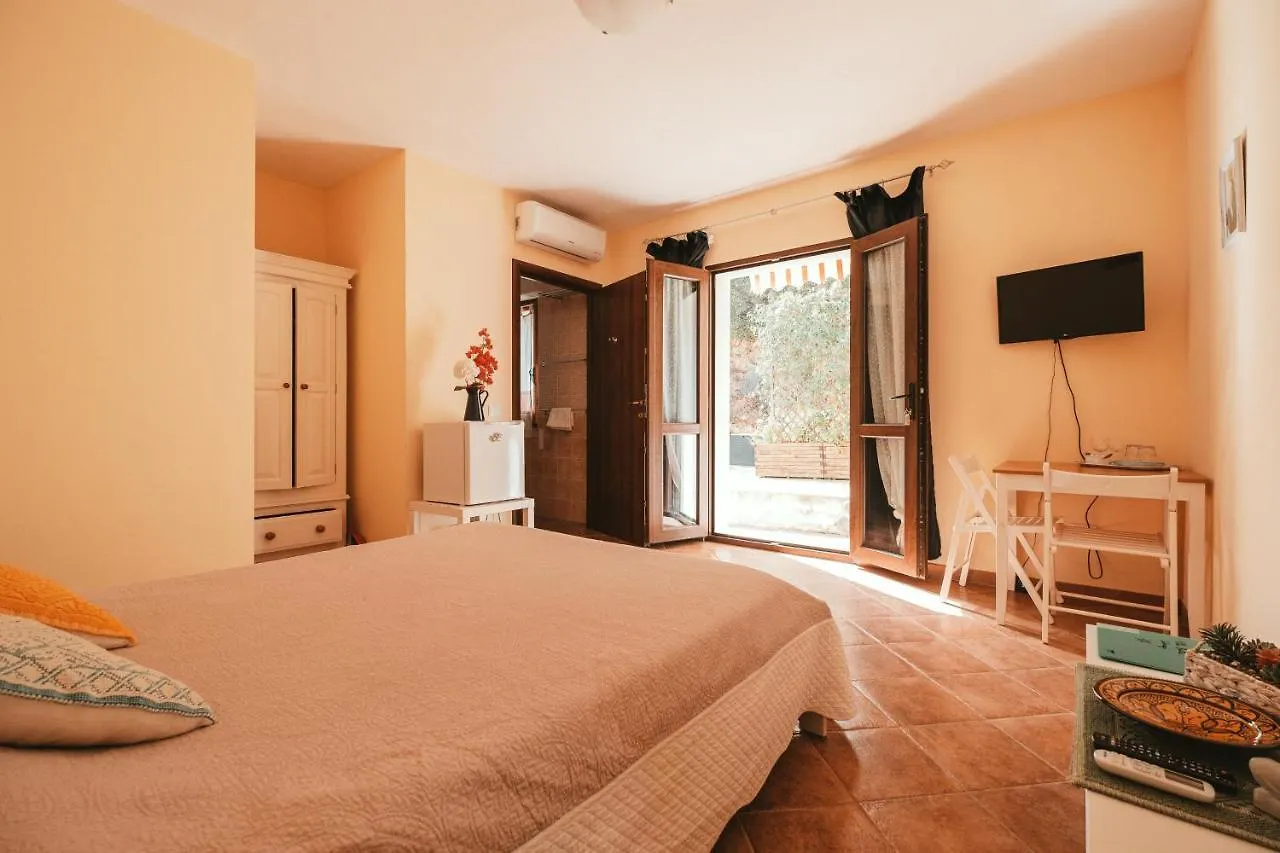 Villa Bella Salmagi - Surya Sardinia Holidays & Yoga Capitana Couette-café